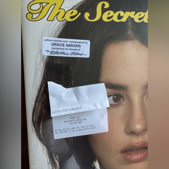 GRACIE ABRAMS THE SECRET OF US SIGNED AUTOGRAPHED YELLOW VINYL LP ALBUM ON COVER - Picture 3 of 15